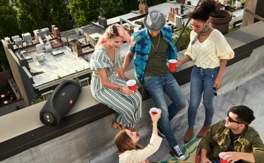 JBL renueva su altavoz portátil Boombox con una segunda versión más grande, potente y con 24 horas de batería