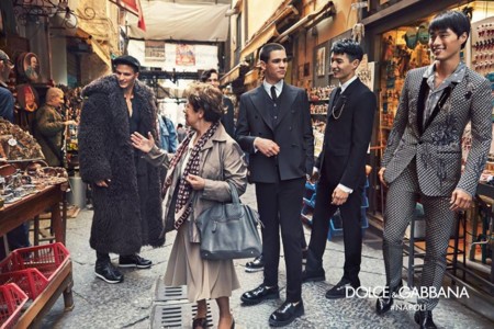 Dolce & Gabbana elige a un corresponsal de guerra para fotografiar su nueva campaña en las callejuelas de Nápoles