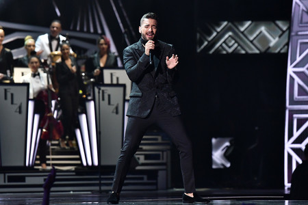 Maluma nos enseña cómo vestir un look de tres piezas en la red carpet los Latin Grammy