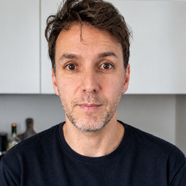 Diego Fernández, ingeniero químico: "Yo uso bicarbonato con agua o jabón líquido para limpiar paredes o las zapatillas" 