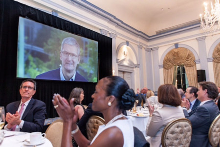 Tim Cook: «Hay compañías que engullen tus datos para quién sabe qué fines publicitarios. Nosotros no»