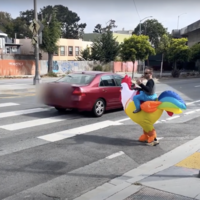 La policía de San Francisco pone botargas de pollo a sus agentes para que dejen de ignorar a los peatones