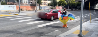 La policía de San Francisco pone botargas de pollo a sus agentes para que dejen de ignorar a los peatones