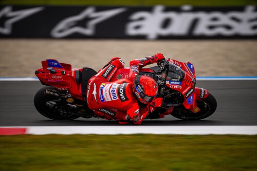 Marc Márquez sentencia el mundial ganando en terreno adverso y aprovechando la caída y lesión de Álex Márquez