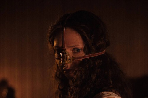 'La hermanastra fea' es una fábula sangrienta que dialoga con 'La sustancia'. Un cuento de hadas grotesco sobre el horror de someterse a unos cánones de belleza imposibles  