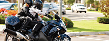 Prohibido que un hombre viaje sentado atrás en una moto: una ciudad latinoamericana tomó esta radical medida contra los asaltos