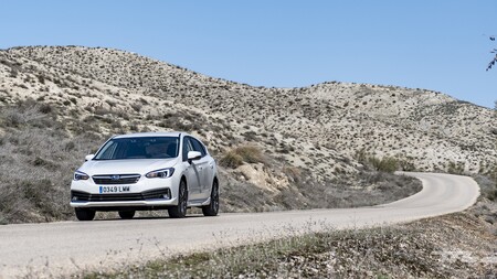 Probamos el Subaru Impreza ecoHYBRID: un coche híbrido que destaca por comodidad pero no por consumo
