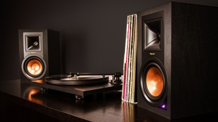 Klipsch lanza al mercado sus altavoces tipo estantería con conectividad Bluetooth