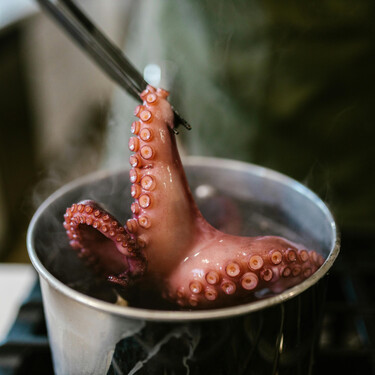Cómo hacer unos huevos rotos con pulpo y gambones: un plato de estrella Michelín que podemos hacer fácilmente en casa