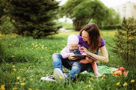 A los 9 meses el bebé puede reconocer una imagen de un objeto conocido en un libro