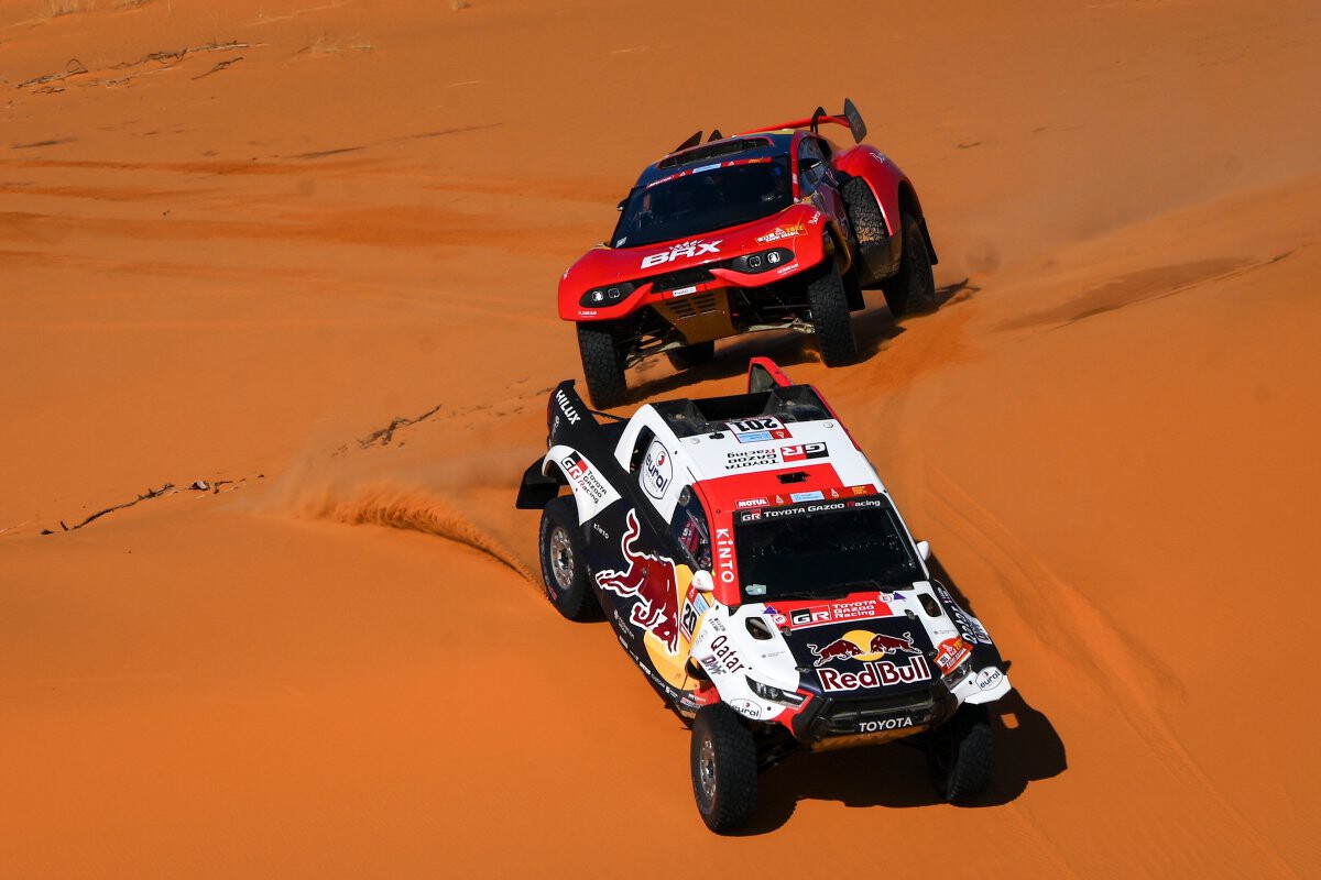 Rutas por carretera, abandonados ganando etapas y mucho acelerador a fondo: Bienvenidos al peor Dakar de la historia