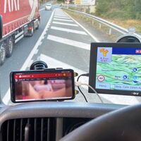 Positivo en drogas, viendo porno en el móvil y con un tren de carretera entre manos: el conductor del año