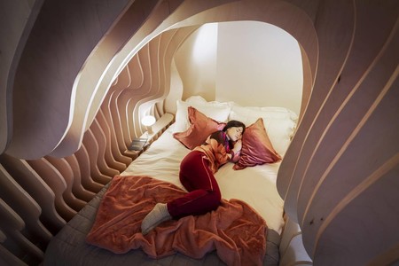 ¿Cómodo o inquietante? Un alojamiento con habitaciones que nos trasladan al útero materno