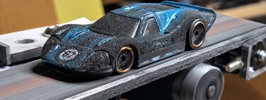 Pusieron un Ford GT40 de Hot Wheels a rodar sin descanso y aguantó cinco días antes de romperse: recorrió el equivalente a 21.800 km