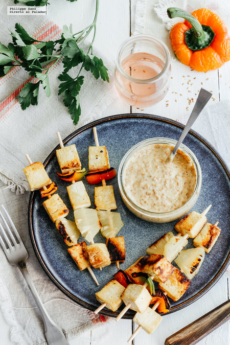 Brochetas de tofu con piña y pimiento. Receta vegetariana