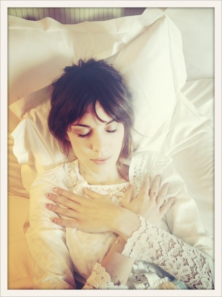Las hay originales con sus posados twitteros... y después está Alexa Chung