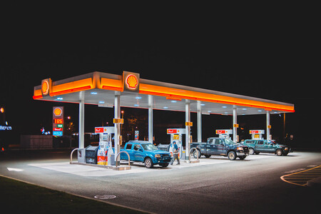 Gasolinera Shell de noche en Estados Unidos. (Foto: Erik Mclean)