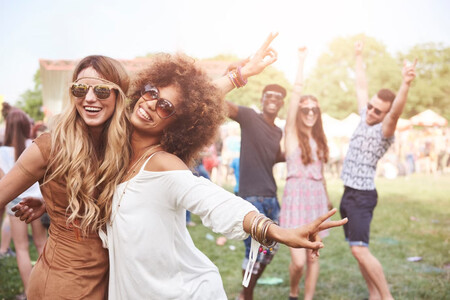 Gente joven bailando en un concierto al aire libre