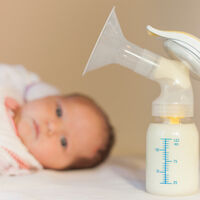 Prohíben a una madre llevar su leche materna a la guardería para alimentar a su bebé  