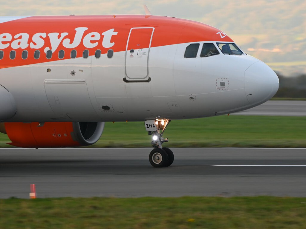 Desvían un vuelo de Easyjet por una batería externa cargándose en el equipaje facturado