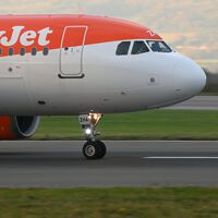 Desvían un vuelo de Easyjet por una batería externa cargándose en el equipaje facturado