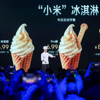 El helado de Xiaomi ha tenido tanto éxito que ya ha reventado la máquina, pero literal. La cantina de Xiaomi: "por favor, no pidan más helados"