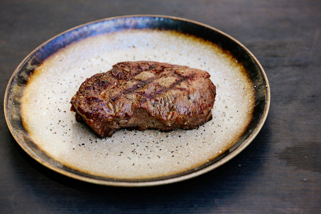 Meter proteínas en tu cuerpo comiendo chuletones de vaca es una buena idea. Siempre y cuando no te guste muy hecha