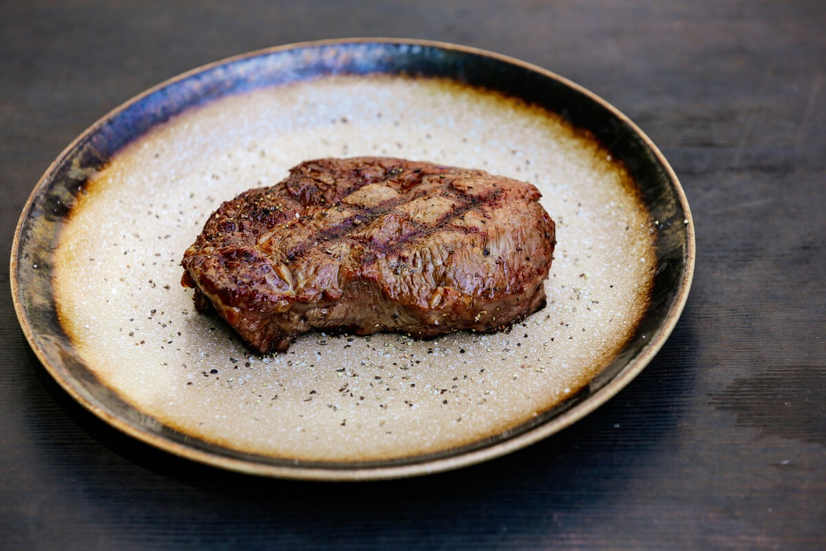 Chuleta de vaca jugosa recién asada en la parrilla