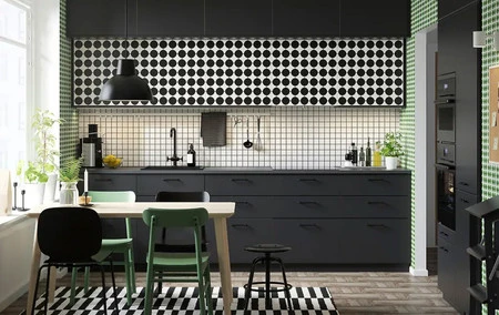 Las nuevas cocinas de Ikea se llenan de color y de estampados gráficos setenteros