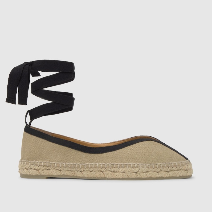 Castañer
Alpargata de mujer Kanu plana con pala en V y cierre de cintas.