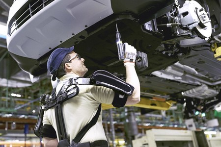 Los exoesqueletos son una realidad para 100 trabajadores de Ford en Valencia, y parecen un poco Iron Man
