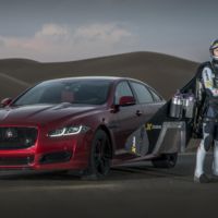 Video: insólita competencia entre un Jaguar XJR MY16 y un hombre volador
