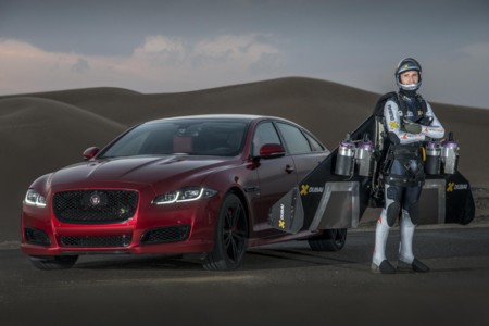 Video: insólita competencia entre un Jaguar XJR MY16 y un hombre volador