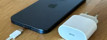 Si conectas el cable al cargador en lugar de conectarlo primero al iPhone, puedes tener un gran problema. Hasta la propia Apple recomienda hacerlo así