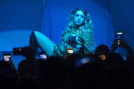 Lola Índigo va de expulsión en expulsión y ahora es en un concierto: "que se peleen, por favor, que se peleen"