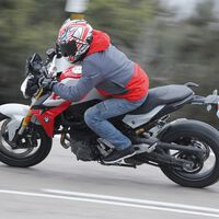 Pensábamos que las maxi-trail dominaban el mercado. Pero pocos se han dado cuenta de que las naked son las que sostienen al mundo motero 