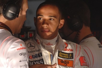 Lewis le come la moral a Kimi