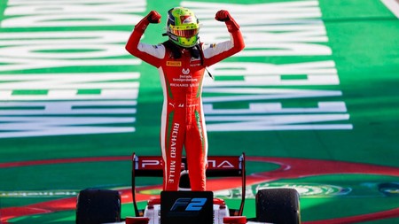 Mick Schumacher, el hijo de Michael, ya va líder de la Fórmula 2 y su llegada a la Fórmula 1 es inminente