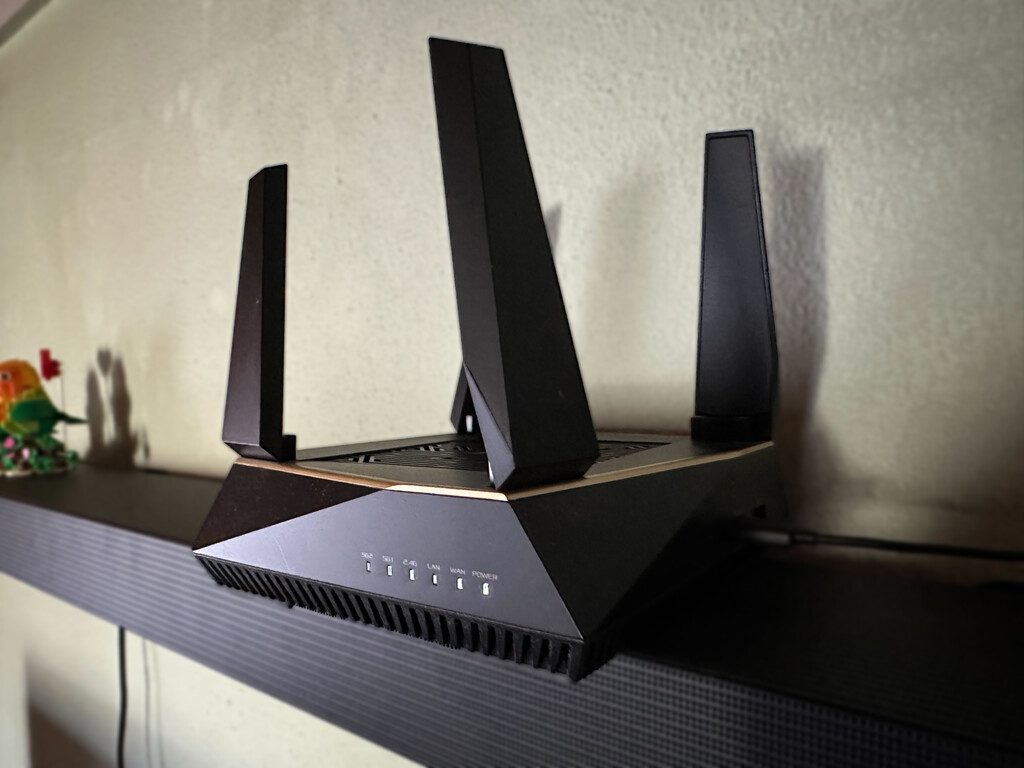 Las antenas del router no emiten como esperaba. Así las oriento, según cada casa, para que tengan más cobertura