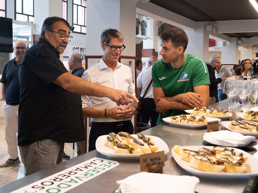 La liturgia más riojana de San Mateo se vive en un frontón a base de sardinas y guindillas para poner Logroño en danza