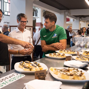 La liturgia más riojana de San Mateo se vive en un frontón a base de sardinas y guindillas para poner Logroño en danza 