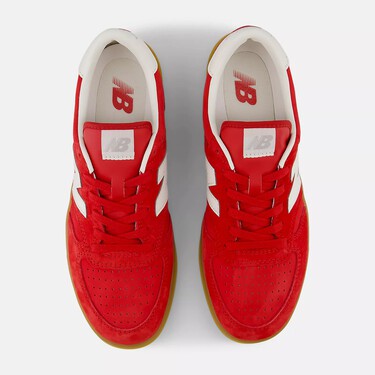 New Balance tiene las zapatillas color granada que son la dosis justa de color que necesitas para tus looks de verano 