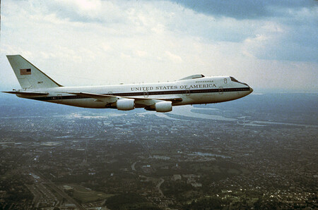 E-4B Nightwatch, com décadas de existência, em voo