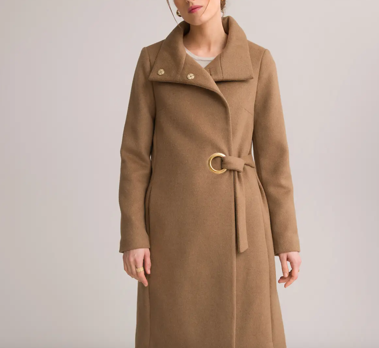Abrigo camel con cinturón adaptable