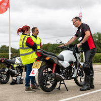 Sacarte el carnet con tu propia moto o ir a clase desde casa. La DGT va a cambiar el nuevo carnet de moto, y hay novedades 