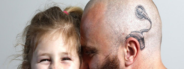 Un padre se tatúa un implante en la cabeza como muestra de apoyo a su hija sorda 