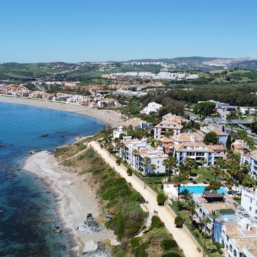 La alternativa marinera a Frigiliana: un pueblo blanco andalusí con playas tranquilas, sardinas fritas y callejones con vistas 