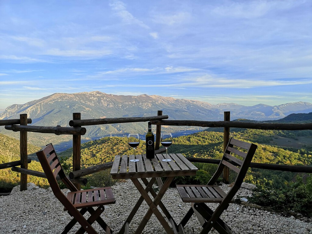 Quisieron vivir en el bosque, solo con paneles solares y un huerto... un sueño hasta que le quitaron a sus hijos