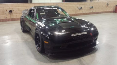 Mazda RX-7 widebody con 4 rotores y atacando en circuito. ¿Qué más necesitas para babear?