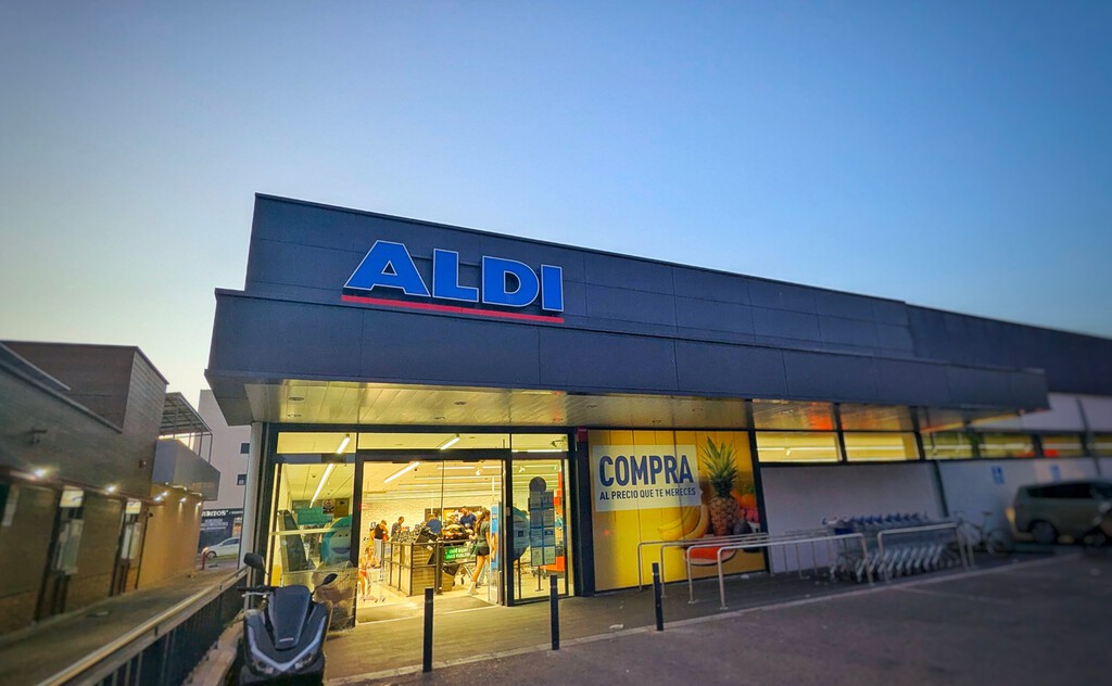Aldi vende la semana que viene (por 11,99 euros) este árbol de Navidad gigante ideal para patios, terrazas o jardín
